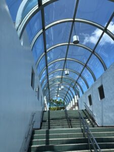 Tấm Polycarbonate Có Thể Thay Thế Tôn Được Không?