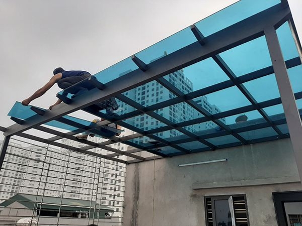 Có nên dùng tấm lợp polycarbonate thông minh thay kính cường lực?