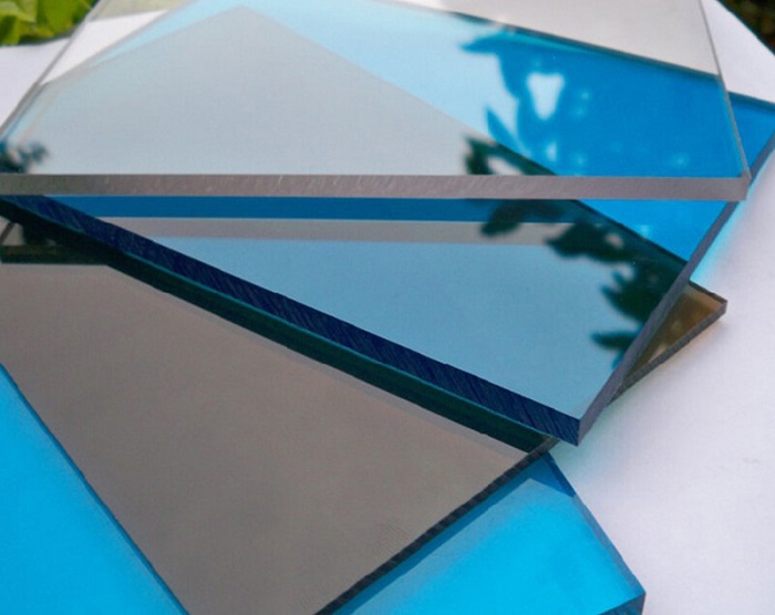 Tấm poly đặc 4mm – Lựa chọn tối ưu cho mái che và giếng trời