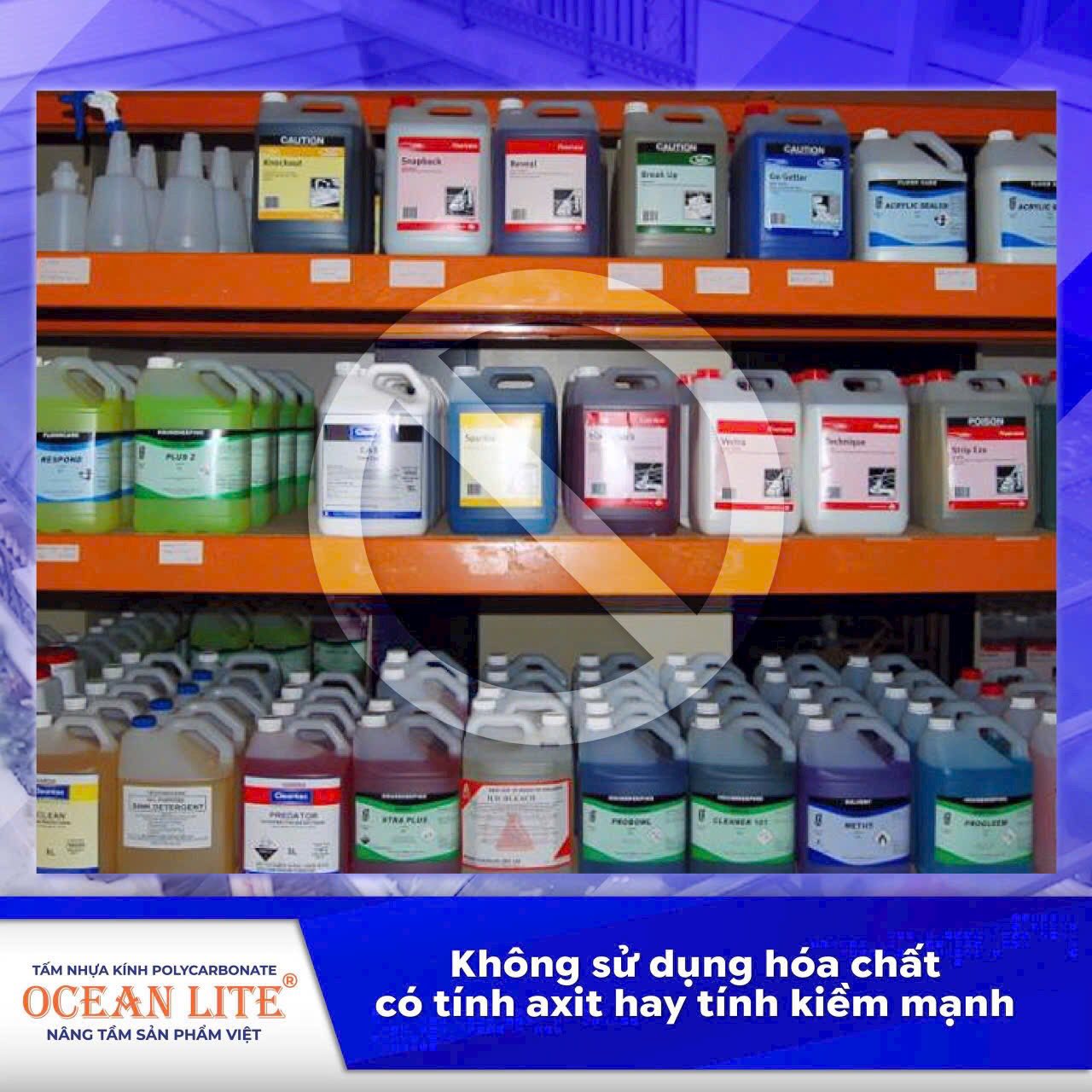 Không sử dụng hóa chất khi vệ sinh tấm nhựa poly