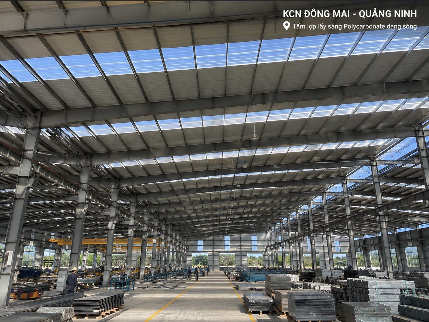 Hình ảnh thực tế tấm tôn sóng Polycarbonate 9 sóng vuông Trắng Trong lợp mái lấy sáng cho nhà xưởng tại KCN Đông Mai, Quảng Ninh.