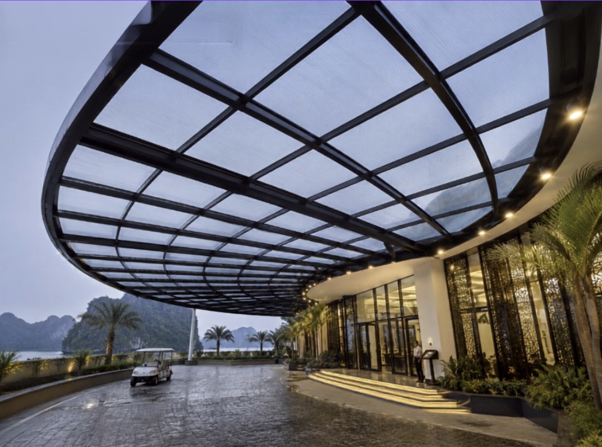 Mái sảnh resort sử dụng tấm nhựa polycarbonate dạng đặc tại Quảng Ninh