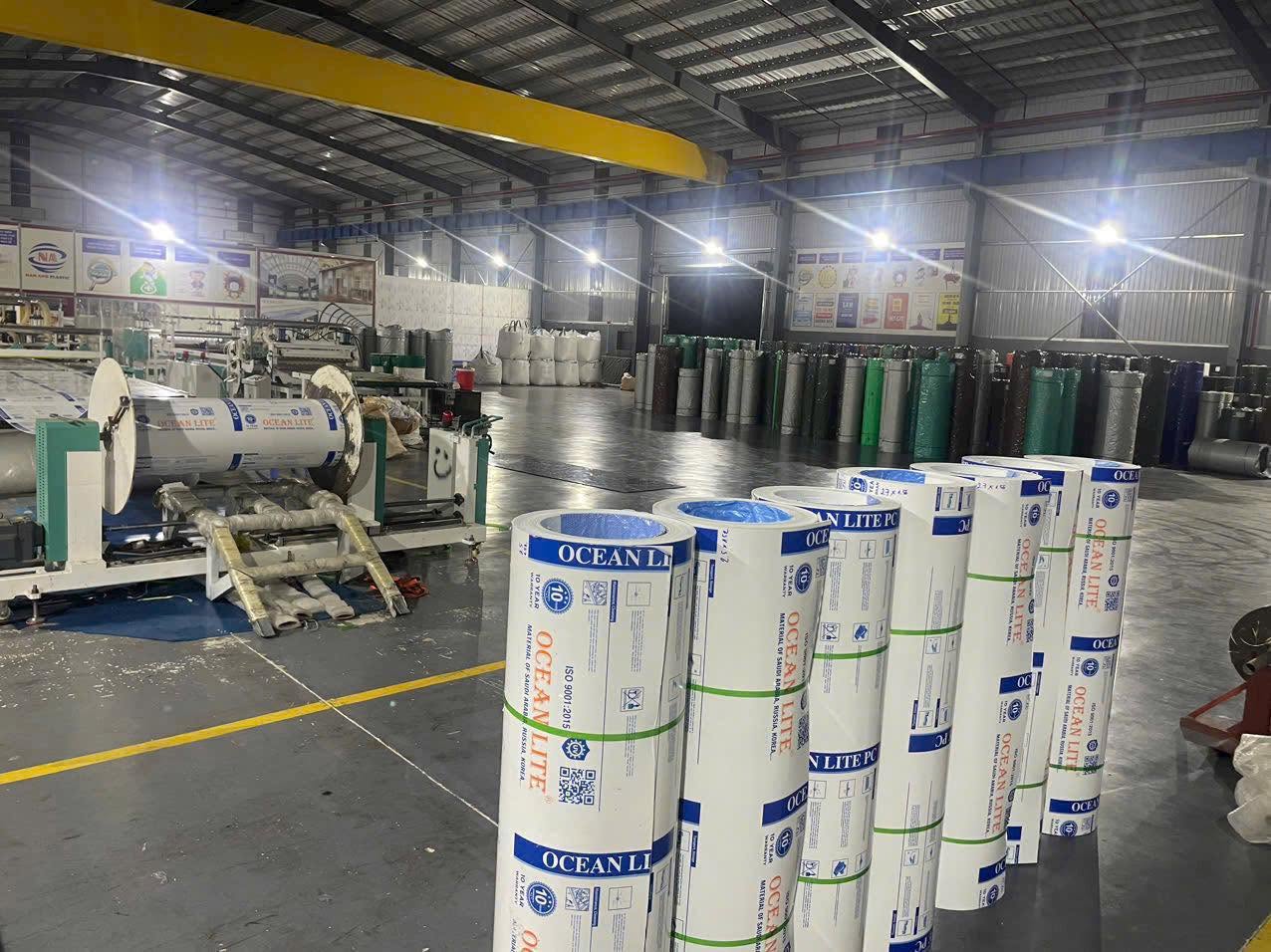 Cuộn polycarbonate dạng đặc thực tế tại kho của Polyoceanlite