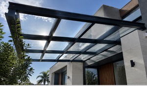 Tấm nhựa Polycarbonate đặc lấy sáng PolyOceanLite cao cấp thi công mái che kiến trúc sang trọng